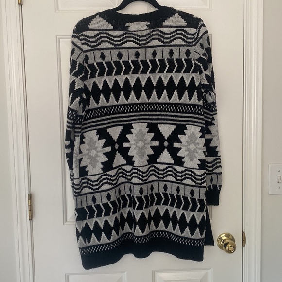 89th & Madison - Black & White Geometric Pattern Long Knit Cardigan With Pockets - Picture 5 of 6